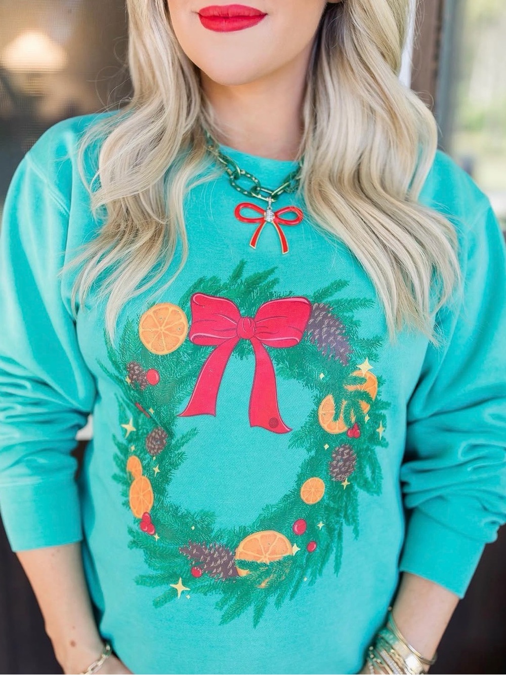 Living Fully Co Holiday Wreath Graphic Sweatshirt- Women's Large
